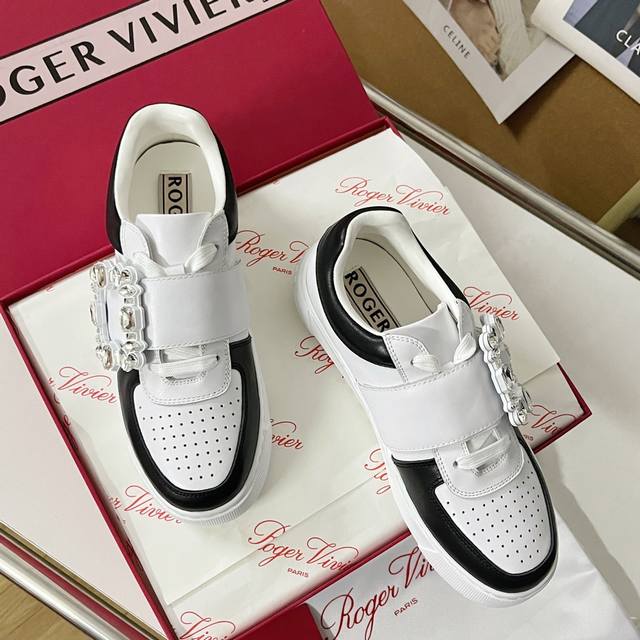 顶级版本： Roger Vivier 最新款very Vivier系列 水钻 方扣 休闲 运动鞋 原版购入开发 做货 新款运动鞋以外底的花朵图案呈现新意，以圈圈