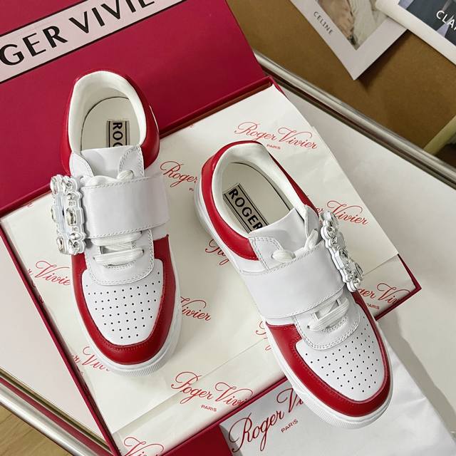 顶级版本： Roger Vivier 最新款very Vivier系列 水钻 方扣 休闲 运动鞋 原版购入开发 做货 新款运动鞋以外底的花朵图案呈现新意，以圈圈