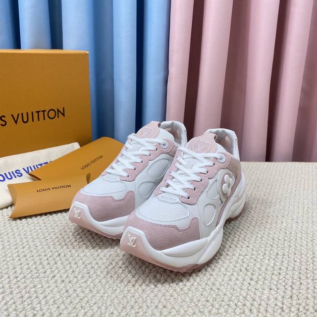 顶级版本 Louis Vuitton Lv Run55 老爹鞋 运动鞋 网球鞋 波鞋~~ 新款四叶花，超值推荐~~ 原版进口的dk透气网格布 Tpu裁片搭配牛皮