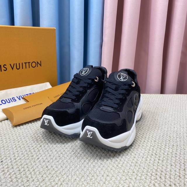 顶级版本 Louis Vuitton Lv Run55 老爹鞋 运动鞋 网球鞋 波鞋~~ 新款四叶花，超值推荐~~ 原版进口的dk透气网格布 Tpu裁片搭配牛皮