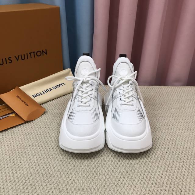 厚底新款出货了 顶级版本 Louis Vuitton Lv Run55 老爹鞋 运动鞋 网球鞋 波鞋~~ 新款四叶花，超值推荐~~ 原版进口的dk透气网格布 T