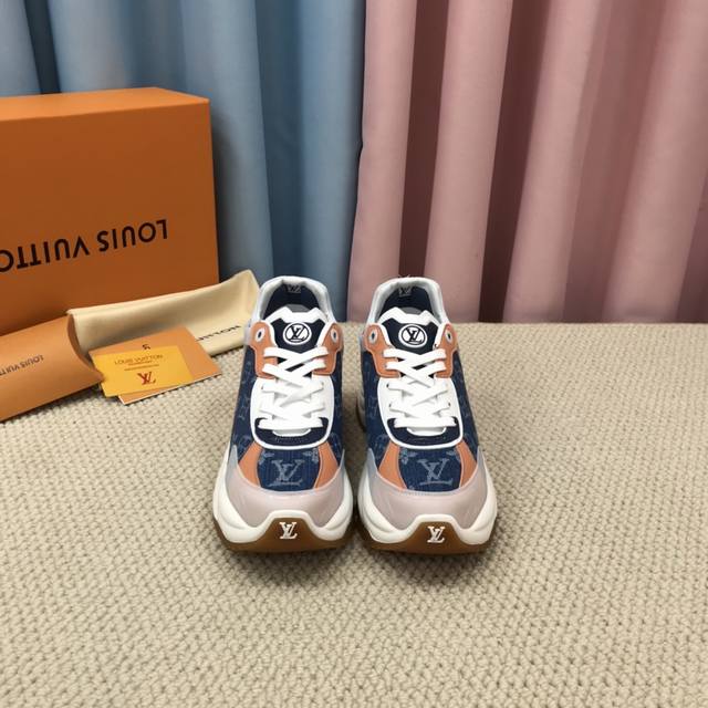 顶级版本 Louis Vuitton Lv Run55 老爹鞋 运动鞋 网球鞋 波鞋~~ 新款四叶花，超值推荐~~ 原版进口的dk透气网格布 Tpu裁片搭配牛皮