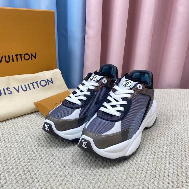 顶级版本 Louis Vuitton Lv Run55 老爹鞋 运动鞋 网球鞋 波鞋~~ 新款四叶花，超值推荐~~ 原版进口的dk透气网格布 Tpu裁片搭配牛皮