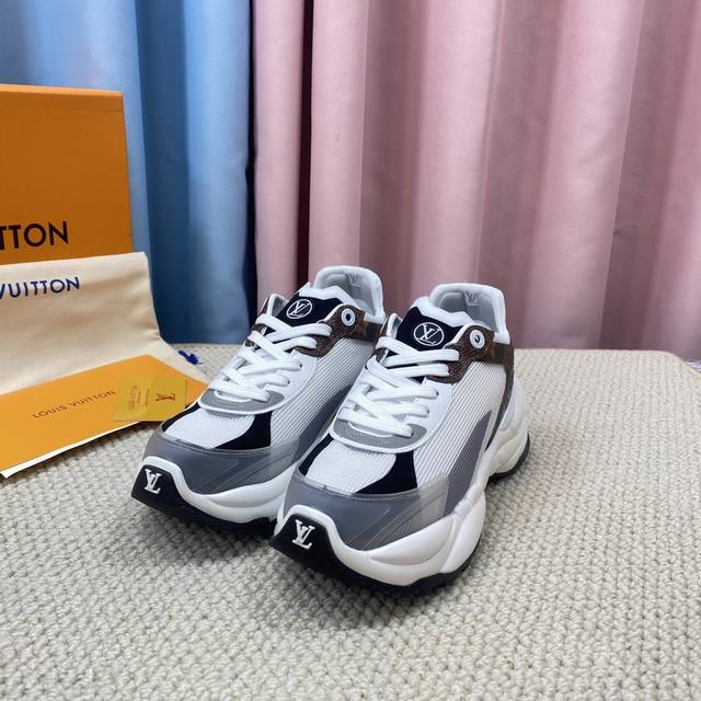 顶级版本 Louis Vuitton Lv Run55 老爹鞋 运动鞋 网球鞋 波鞋~~ 新款四叶花，超值推荐~~ 原版进口的dk透气网格布 Tpu裁片搭配牛皮