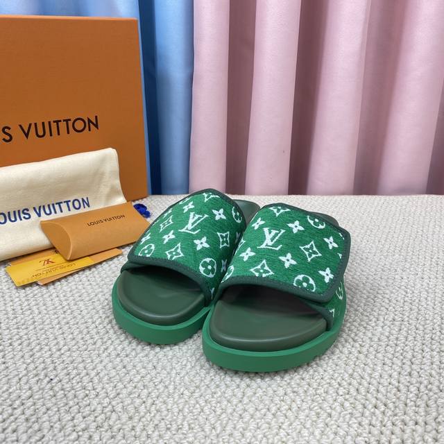 情侣款 Louis Vuitton 顶级版本最新走秀款平底拖鞋 香港原版购入一比一开模 本款sienna凉鞋为拉菲草刺绣lv字母和monogram花卉，与进口羊