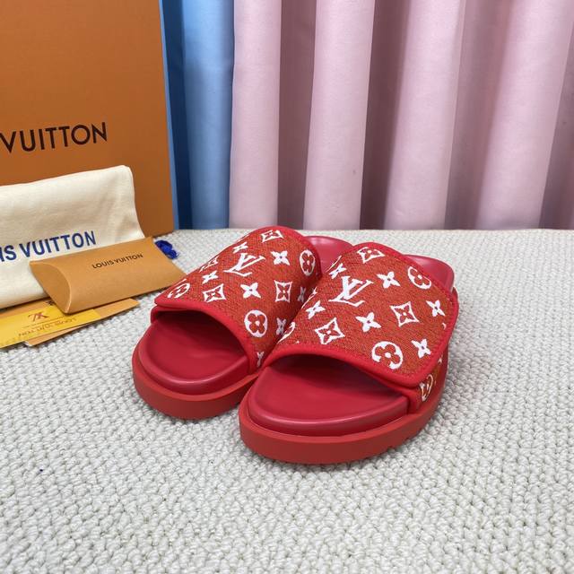 情侣款 Louis Vuitton 顶级版本最新走秀款平底拖鞋 香港原版购入一比一开模 本款sienna凉鞋为拉菲草刺绣lv字母和monogram花卉，与进口羊