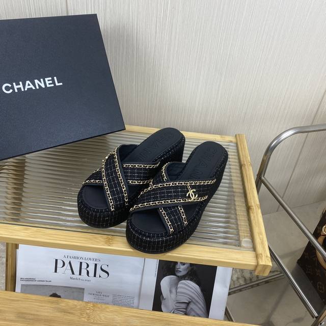 出厂价 Chanel｜小香23P新品链条交叉懒人厚底拖鞋 夏天必须人手一双 每个色系都很显白 经典大双c设计 上脚就是洋气不拖沓 脚感是软糯糯的就像踩在面包上贼