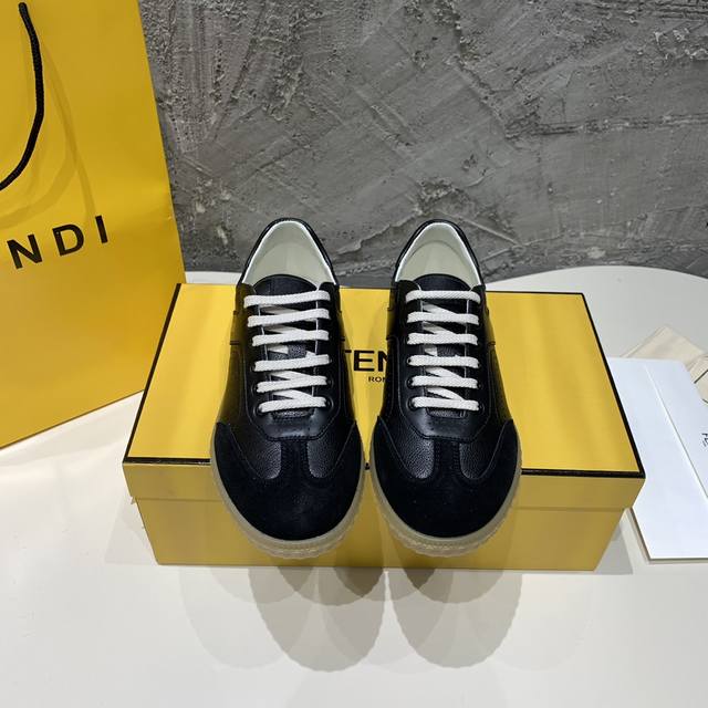 Fendi Flight系带运动鞋牛皮革材质，呈现不同类型的纹理。麂皮包覆鞋头，两侧带微型孔眼。半透明橡胶细鞋跟，饰有凸纹压花ff图案。码数：35-41