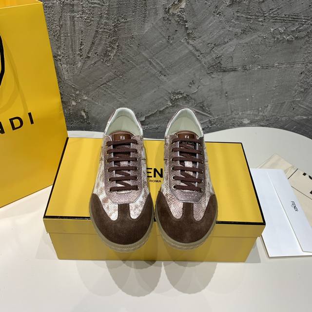 Fendi Flight系带运动鞋牛皮革材质，呈现不同类型的纹理。麂皮包覆鞋头，两侧带微型孔眼。半透明橡胶细鞋跟，饰有凸纹压花ff图案。码数：35-41