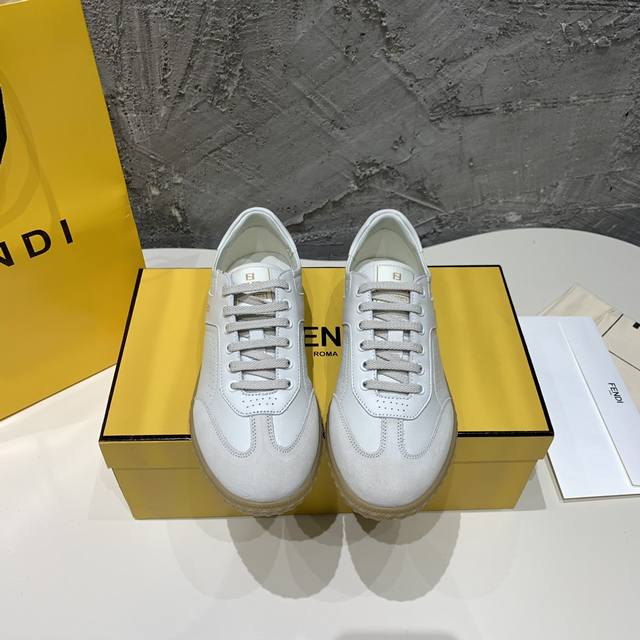 Fendi Flight系带运动鞋牛皮革材质，呈现不同类型的纹理。麂皮包覆鞋头，两侧带微型孔眼。半透明橡胶细鞋跟，饰有凸纹压花ff图案。码数：35-41