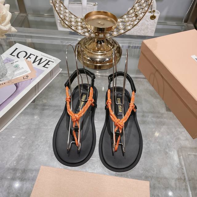 出厂 Miumiu*缪缪 24夏季新品，全球最火夹趾凉鞋， 出现在各大时装杂志封面 各路明星、小红书博主着用～搭配长裙、热裤的不二选择，闭眼入都是不会后悔 Zp