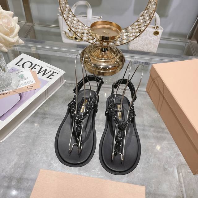 出厂 Miumiu*缪缪 24夏季新品，全球最火夹趾凉鞋， 出现在各大时装杂志封面 各路明星、小红书博主着用～搭配长裙、热裤的不二选择，闭眼入都是不会后悔 Zp