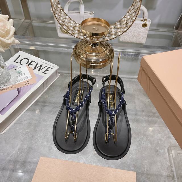 出厂 Miumiu*缪缪 24夏季新品，全球最火夹趾凉鞋， 出现在各大时装杂志封面 各路明星、小红书博主着用～搭配长裙、热裤的不二选择，闭眼入都是不会后悔 Zp