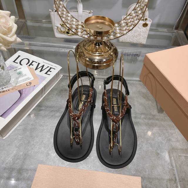 出厂 Miumiu*缪缪 24夏季新品，全球最火夹趾凉鞋， 出现在各大时装杂志封面 各路明星、小红书博主着用～搭配长裙、热裤的不二选择，闭眼入都是不会后悔 Zp