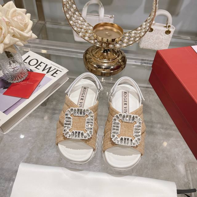 出厂 Roger Vivier 2024夏季新款 新色厚底 钻扣网面凉鞋，高端顶级版本原版1比1复刻，Rv凉鞋太舒服啦新出的这款凉鞋绝美了脚感好到不得了，上脚软