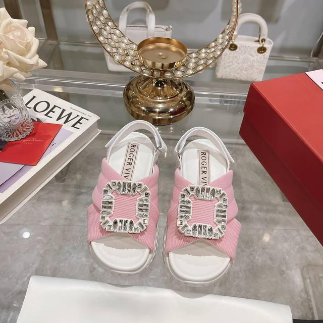 出厂 Roger Vivier 2024夏季新款 新色厚底 钻扣网面凉鞋，高端顶级版本原版1比1复刻，Rv凉鞋太舒服啦新出的这款凉鞋绝美了脚感好到不得了，上脚软