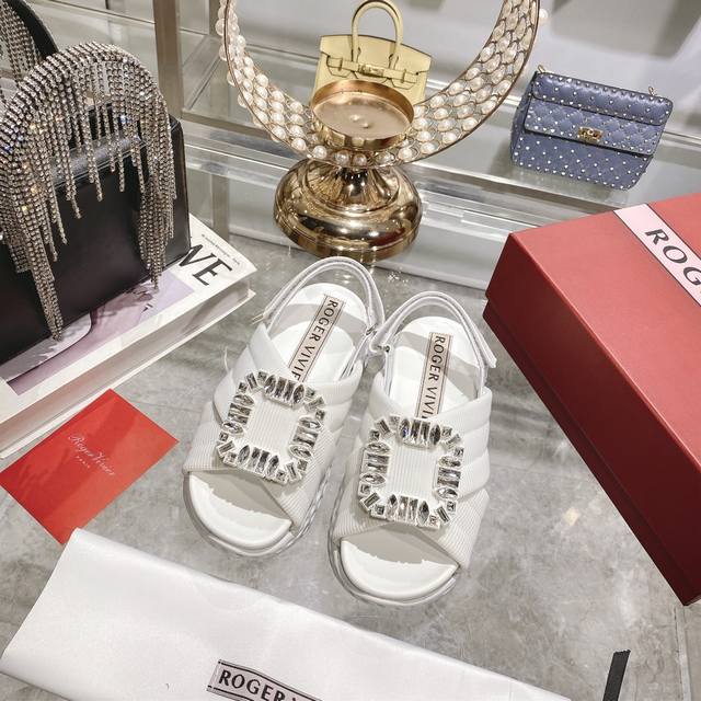 工厂 Roger Vivier 2022夏季新款厚底 钻扣网面凉鞋，高端顶级版本原版1比1复刻，Rv凉鞋太舒服啦新出的这款凉鞋绝美了脚感好到不得了，上脚软绵绵的