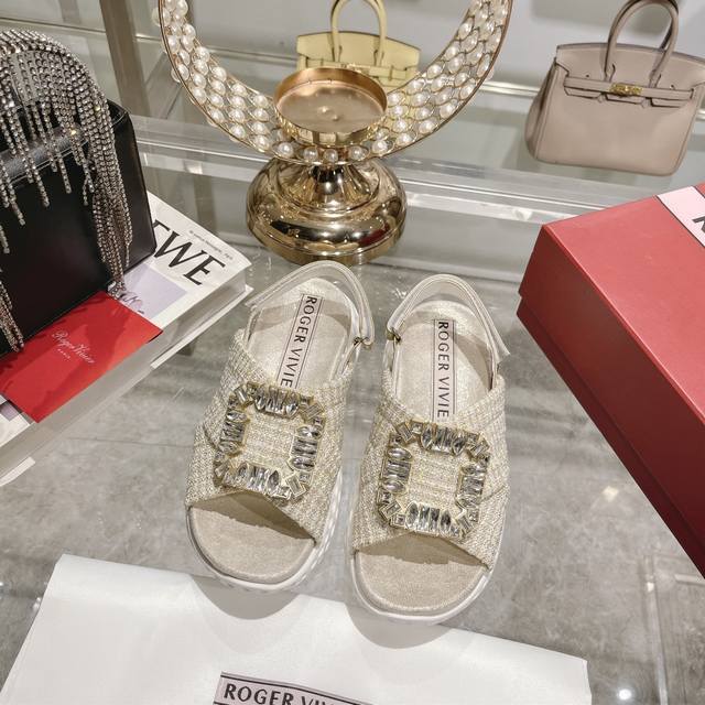 出厂 Roger Vivier 2022夏季新款厚底 钻扣网面凉鞋，高端顶级版本原版1比1复刻，Rv凉鞋太舒服啦新出的这款凉鞋绝美了脚感好到不得了，上脚软绵绵的