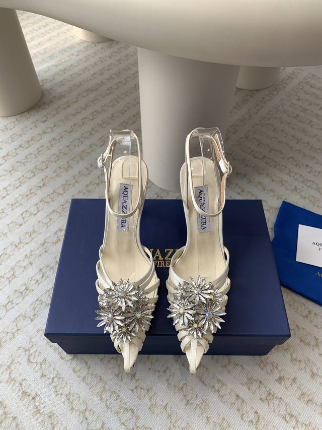 Aquazzura 24Ss 惊艳火爆款、菠萝 王室贵族的钟爱雍容华贵、气质高雅、到手如图柜级品质 进口真丝 璀璨别致水钻饰扣、小羊皮内里、意大利真a级真皮大底