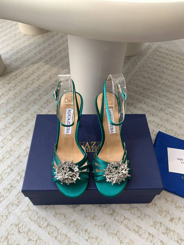 Aquazzura 24Ss 惊艳火爆款、菠萝 王室贵族的钟爱雍容华贵、气质高雅、到手如图柜级品质 进口真丝 璀璨别致水钻饰扣、小羊皮内里、意大利真a级真皮大底