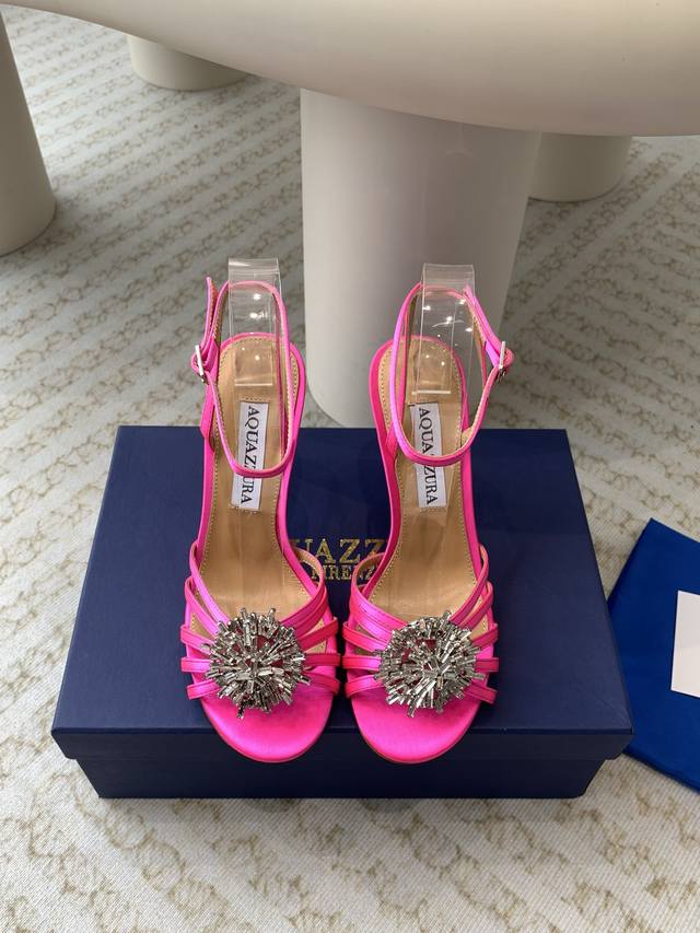 Aquazzura 24Ss 惊艳火爆款、菠萝 王室贵族的钟爱雍容华贵、气质高雅、到手如图柜级品质 进口真丝 璀璨别致水钻饰扣、小羊皮内里、意大利真a级真皮大底