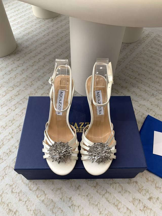 Aquazzura 24Ss 惊艳火爆款、菠萝 王室贵族的钟爱雍容华贵、气质高雅、到手如图柜级品质 进口真丝 璀璨别致水钻饰扣、小羊皮内里、意大利真a级真皮大底