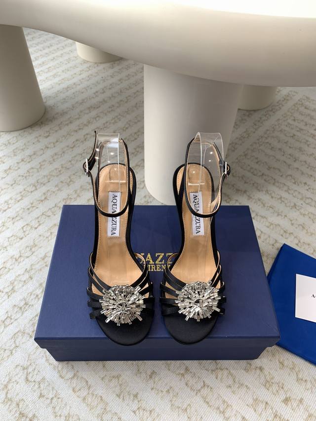 Aquazzura 24Ss 惊艳火爆款、菠萝 王室贵族的钟爱雍容华贵、气质高雅、到手如图柜级品质 进口真丝 璀璨别致水钻饰扣、小羊皮内里、意大利真a级真皮大底