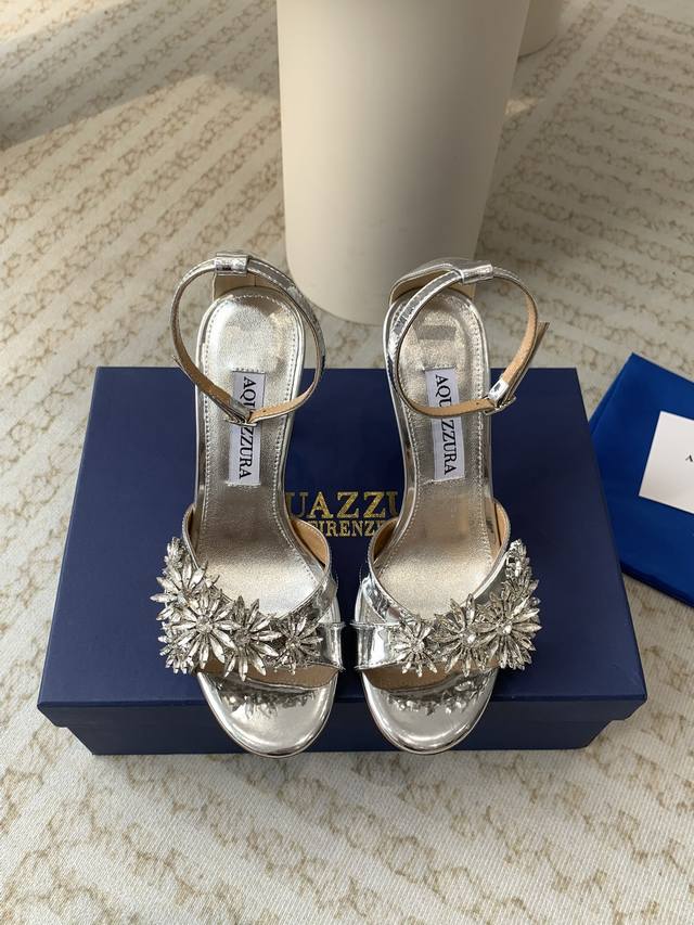 Aquazzura 24Ss 惊艳火爆款、菠萝 王室贵族的钟爱雍容华贵、气质高雅、到手如图柜级品质 进口真丝 璀璨别致水钻饰扣、小羊皮内里、意大利真a级真皮大底