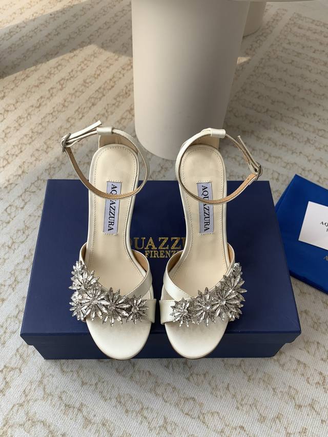 Aquazzura 24Ss 惊艳火爆款、菠萝 王室贵族的钟爱雍容华贵、气质高雅、到手如图柜级品质 进口真丝 璀璨别致水钻饰扣、小羊皮内里、意大利真a级真皮大底