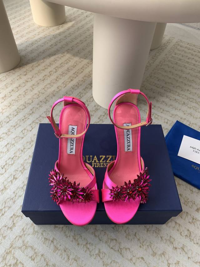 Aquazzura 24Ss 惊艳火爆款、菠萝 王室贵族的钟爱雍容华贵、气质高雅、到手如图柜级品质 进口真丝 璀璨别致水钻饰扣、小羊皮内里、意大利真a级真皮大底