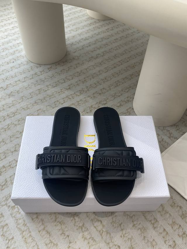 Dior 24Ss Tpu 一字拖 克里斯丁 迪奥一直是华丽与高雅的代名词，在时尚殿堂一直是雄踞顶端 再現chrstian Dior珍愛的標誌之一 Size：#