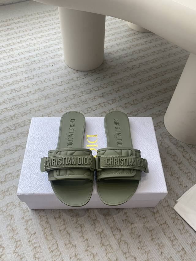 Dior 24Ss Tpu 一字拖 克里斯丁 迪奥一直是华丽与高雅的代名词，在时尚殿堂一直是雄踞顶端 再現chrstian Dior珍愛的標誌之一 Size：#