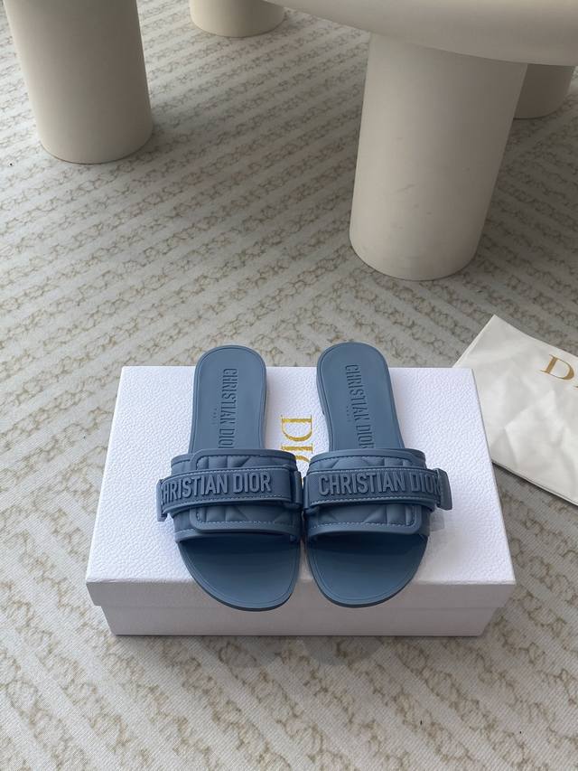 Dior 24Ss Tpu 一字拖 克里斯丁 迪奥一直是华丽与高雅的代名词，在时尚殿堂一直是雄踞顶端 再現chrstian Dior珍愛的標誌之一 Size：#