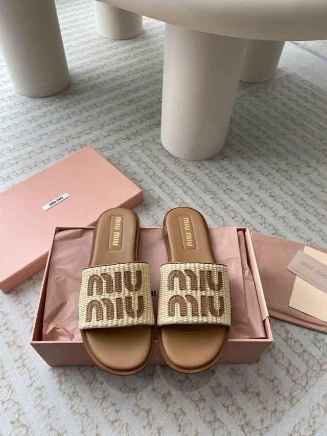 Miu Miu 24Ss 重工满钻厚底拖鞋 百搭时髦单品！ 集低调奢华的一字潮拖，可盐可甜！随意搭配怎么穿都好看 鞋面：手工编织鞋面 内里 垫脚：羊皮 大底：意