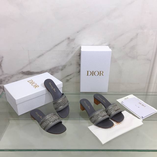 平底 粗跟 升级版 Dior ~D家2022新款一字刺绣水钻拖鞋 鞋面：刺绣水钻鞋面 内里：水染羊皮内里 大底：意大利真皮大底 跟高：平跟 4.5Cm Size