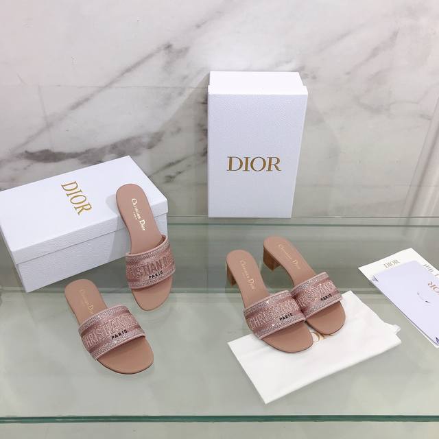 平底 粗跟 升级版 Dior ~D家2022新款一字刺绣水钻拖鞋 鞋面：刺绣水钻鞋面 内里：水染羊皮内里 大底：意大利真皮大底 跟高：平跟 4.5Cm Size