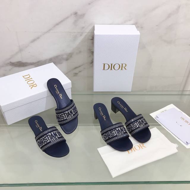 平底 粗跟 升级版 Dior ~D家2022新款一字刺绣水钻拖鞋 鞋面：刺绣水钻鞋面 内里：水染羊皮内里 大底：意大利真皮大底 跟高：平跟 4.5Cm Size