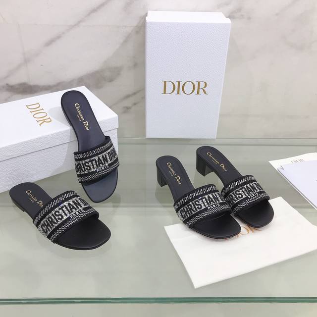 平底 粗跟 升级版 Dior ~D家2022新款一字刺绣水钻拖鞋 鞋面：刺绣水钻鞋面 内里：水染羊皮内里 大底：意大利真皮大底 跟高：平跟 4.5Cm Size