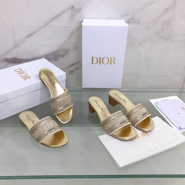 平底 粗跟 升级版 Dior ~D家2022新款一字刺绣水钻拖鞋 鞋面：刺绣水钻鞋面 内里：水染羊皮内里 大底：意大利真皮大底 跟高：平跟 4.5Cm Size