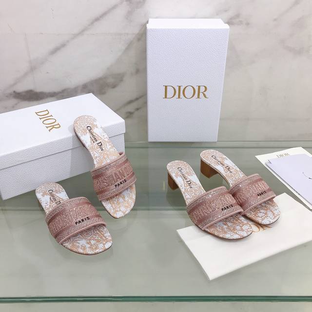 平底 粗跟 升级版 Dior ~D家2022新款一字刺绣水钻拖鞋 鞋面：刺绣水钻鞋面 内里：水染羊皮内里 大底：意大利真皮大底 跟高：平跟 4.5Cm Size