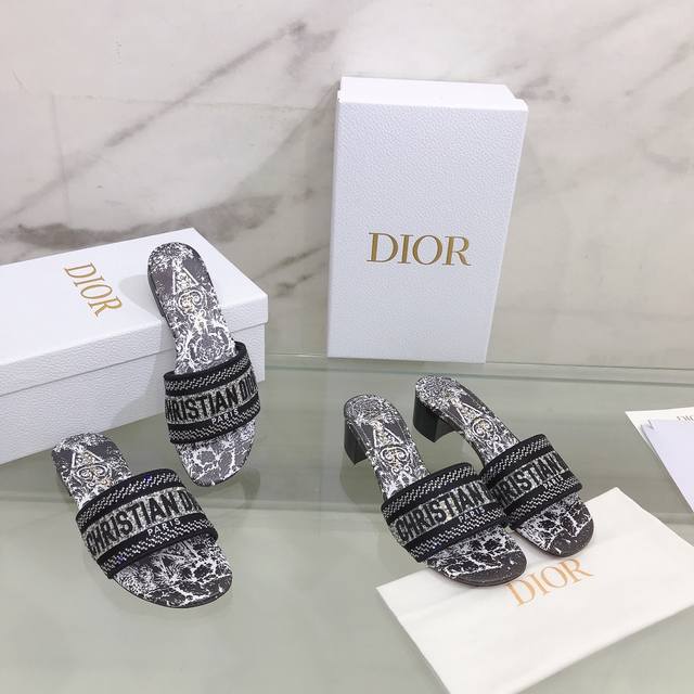 平底 粗跟 升级版 Dior ~D家2022新款一字刺绣水钻拖鞋 鞋面：刺绣水钻鞋面 内里：水染羊皮内里 大底：意大利真皮大底 跟高：平跟 4.5Cm Size