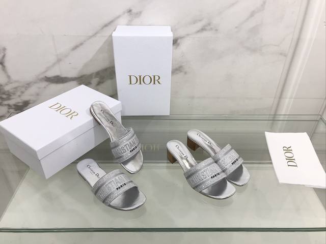 平底 粗跟 Dior ~D家2022新款一字刺绣水钻拖鞋 鞋面：刺绣水钻鞋面 内里：水染羊皮内里 大底：意大利真皮大底 跟高：平跟 4.5Cm Size：35-