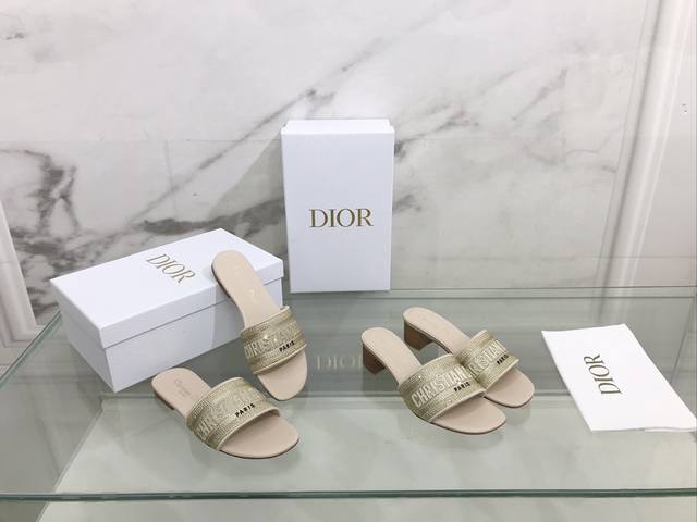 平底 粗跟 Dior ~D家2022新款一字刺绣水钻拖鞋 鞋面：刺绣水钻鞋面 内里：水染羊皮内里 大底：意大利真皮大底 跟高：平跟 4.5Cm Size：35-