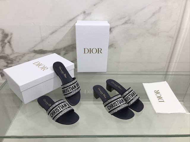 平底 粗跟 Dior ~D家2022新款一字刺绣水钻拖鞋 鞋面：刺绣水钻鞋面 内里：水染羊皮内里 大底：意大利真皮大底 跟高：平跟 4.5Cm Size：35-