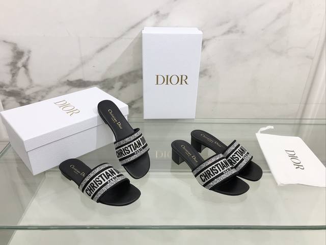 平底 粗跟 Dior ~D家2022新款一字刺绣水钻拖鞋 鞋面：刺绣水钻鞋面 内里：水染羊皮内里 大底：意大利真皮大底 跟高：平跟 4.5Cm Size：35-