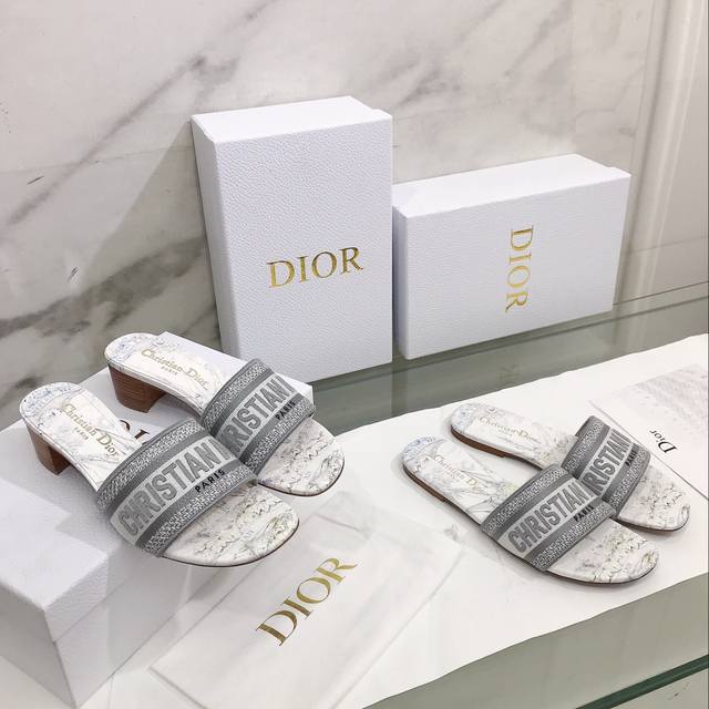 平底 高跟 Dior ~D家2023新款女拖鞋 ，字母logo立体刺绣凉鞋 鞋面：鞋面原版一致高温水溶棉质电绣科技面料 内里：水染羊皮内里 大底：意大利真皮大底