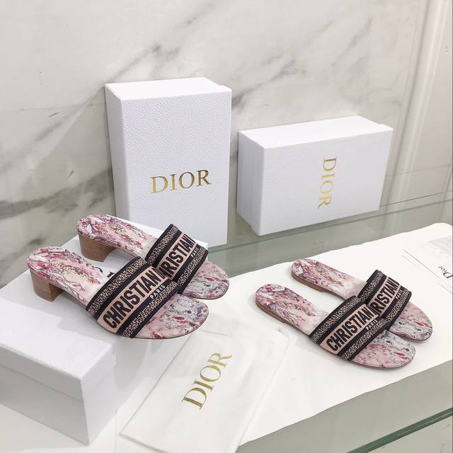 平底 高跟 Dior ~D家2023新款女拖鞋 ，字母logo立体刺绣凉鞋 鞋面：鞋面原版一致高温水溶棉质电绣科技面料 内里：水染羊皮内里 大底：意大利真皮大底