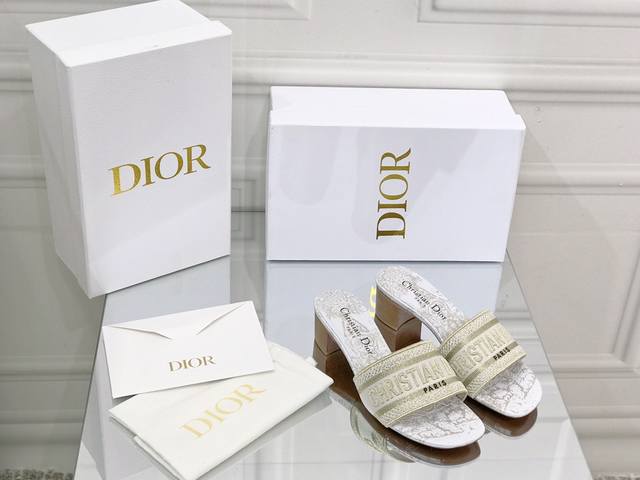 平底 粗跟 Dior ~D家2022新款女拖鞋 ，字母logo立体刺绣凉鞋 鞋面：鞋面原版一致高温水溶棉质电绣科技面料 内里：水染羊皮内里 大底：意大利真皮大底