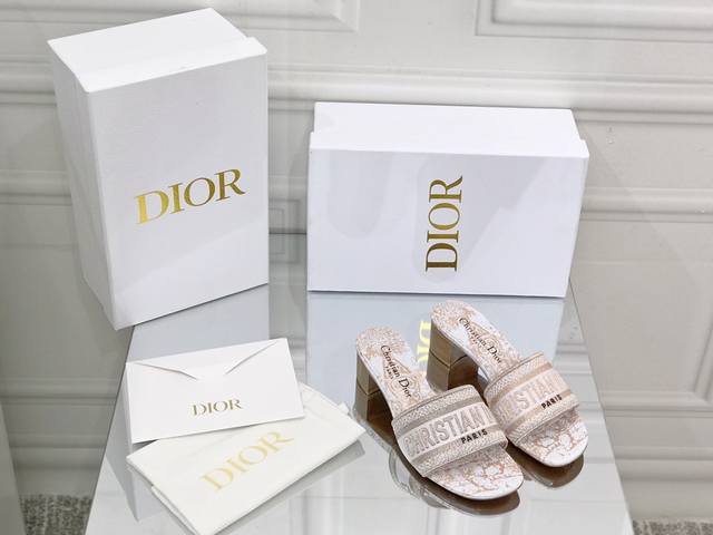 平底 粗跟 Dior ~D家2022新款女拖鞋 ，字母logo立体刺绣凉鞋 鞋面：鞋面原版一致高温水溶棉质电绣科技面料 内里：水染羊皮内里 大底：意大利真皮大底