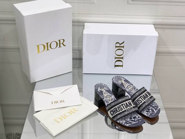 平底 粗跟 Dior ~D家2022新款女拖鞋 ，字母logo立体刺绣凉鞋 鞋面：鞋面原版一致高温水溶棉质电绣科技面料 内里：水染羊皮内里 大底：意大利真皮大底